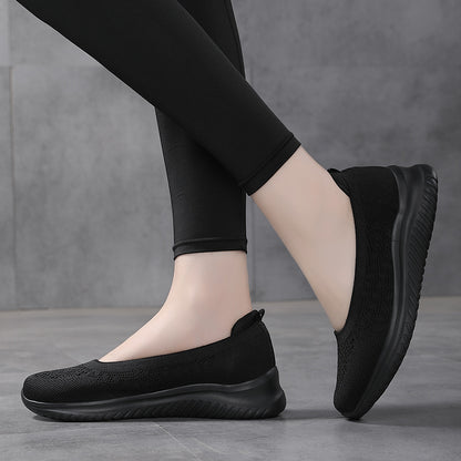 Large size soft soled fly woven women's shoes are breathable and can be easily stepped on in a fashionable single shoe for women